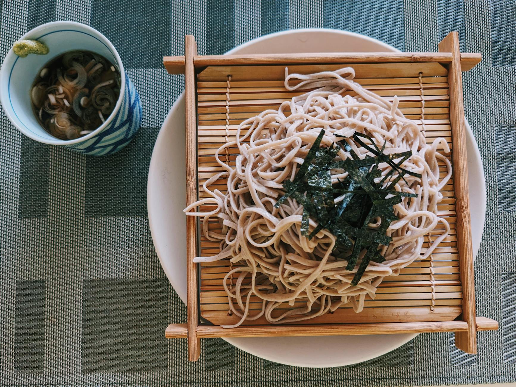 Standing soba noodles fast cheap Tokyo meal