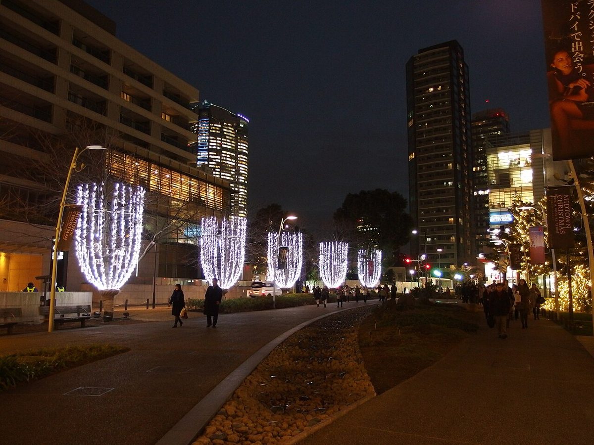 Blue and white light-and-sound illumination at Caretta Shiodome