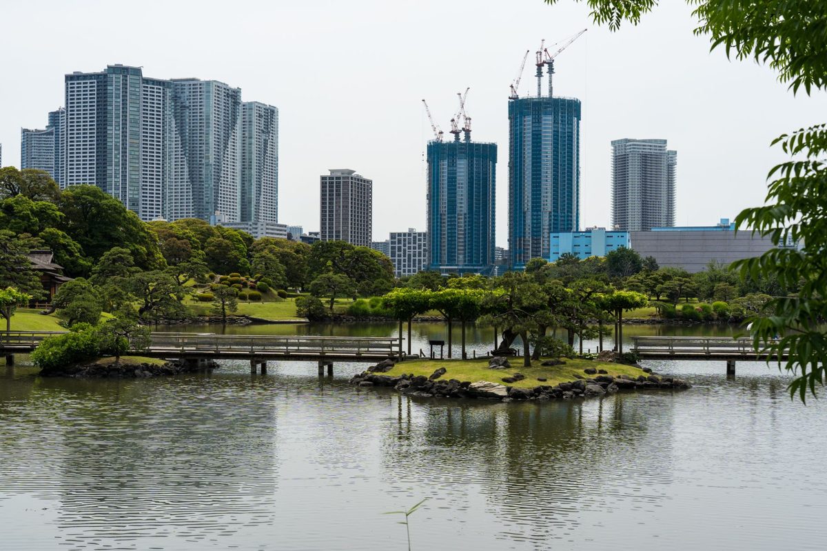 The tidal pond of Hama-rikyu Gardens with skyscrapers behind