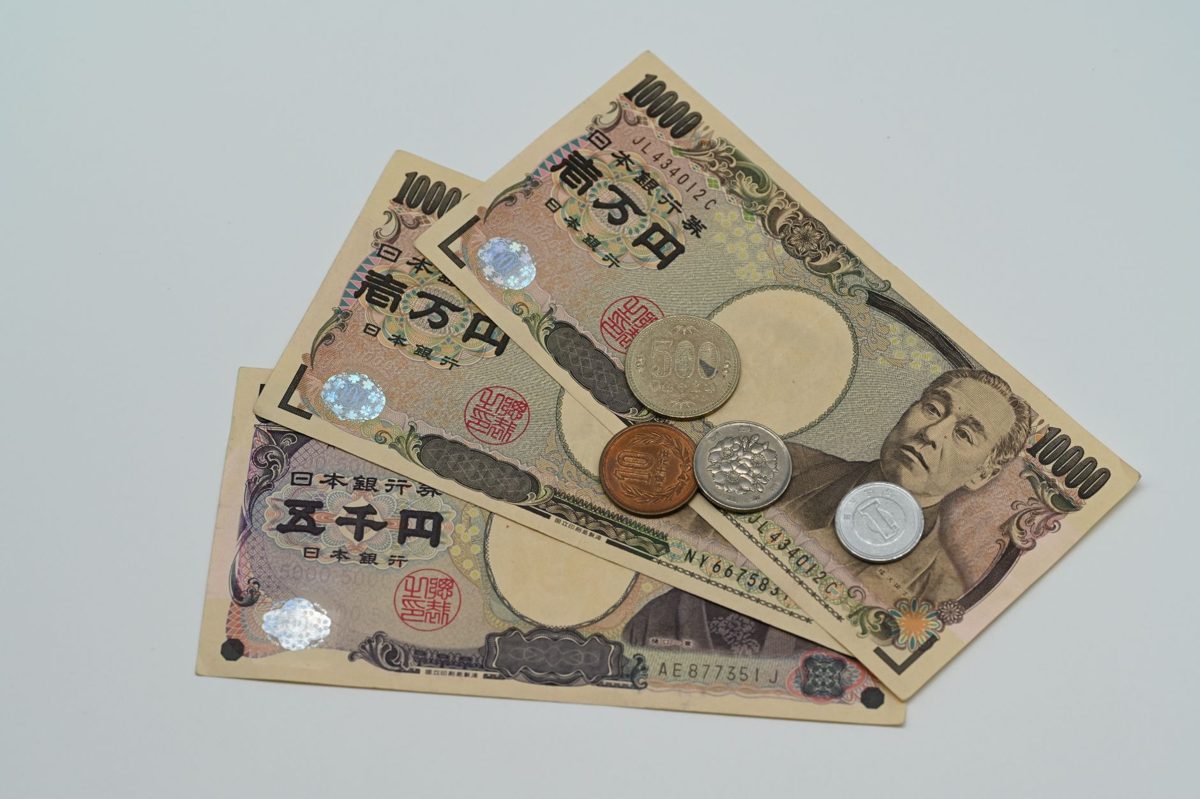 Japanese yen banknotes and coins fanned out on a table