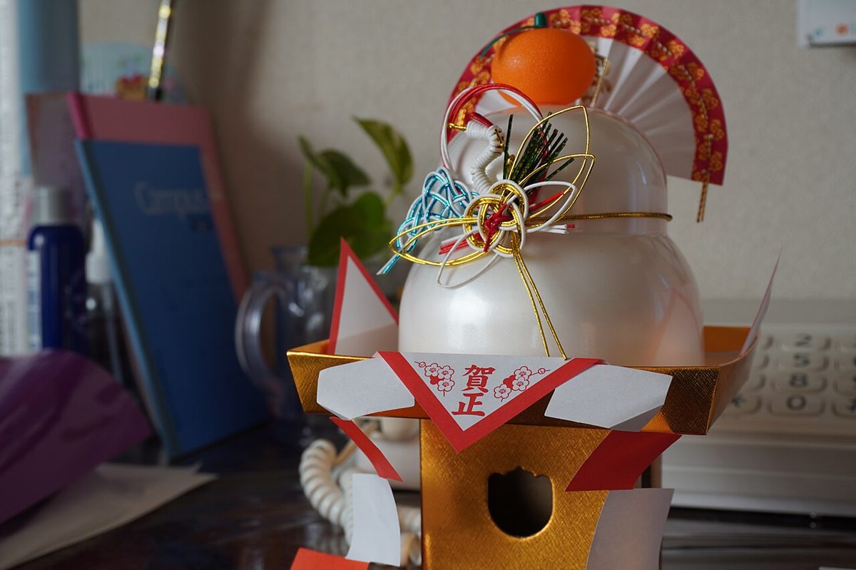 A kagami mochi New Year decoration with stacked rice cakes and an orange