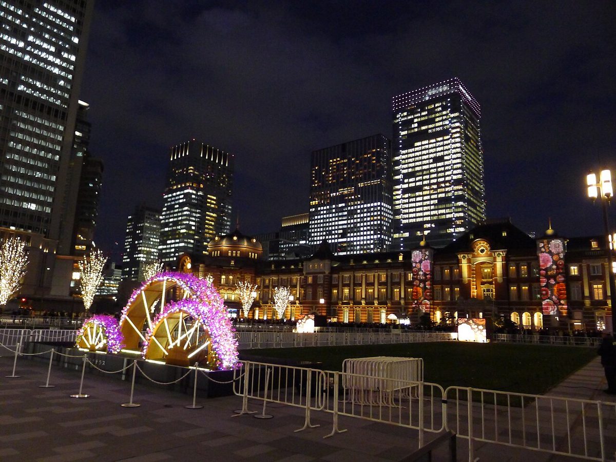 Champagne-gold illumination on the tree-lined Marunouchi Nakadori avenue