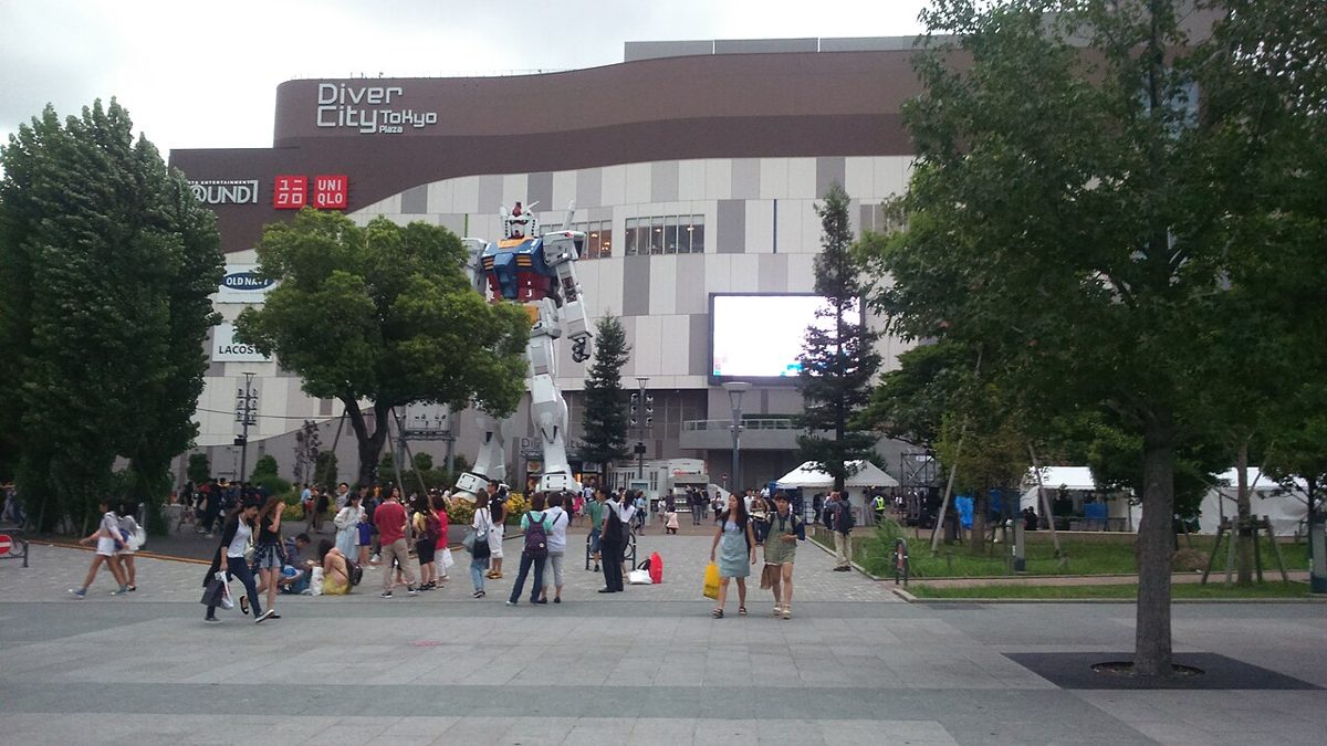 The life-sized Unicorn Gundam statue outside DiverCity Tokyo Plaza in Odaiba