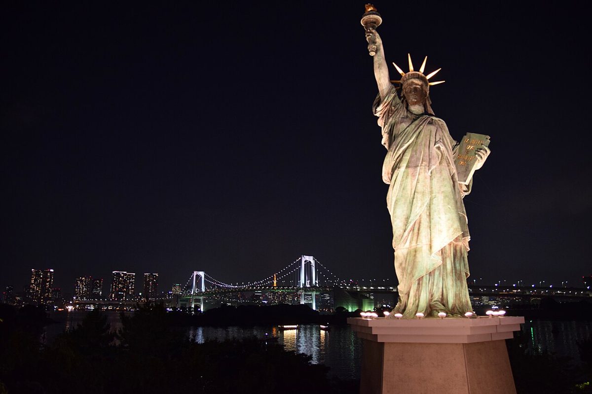 The replica Statue of Liberty in front of the Rainbow Bridge at Odaiba
