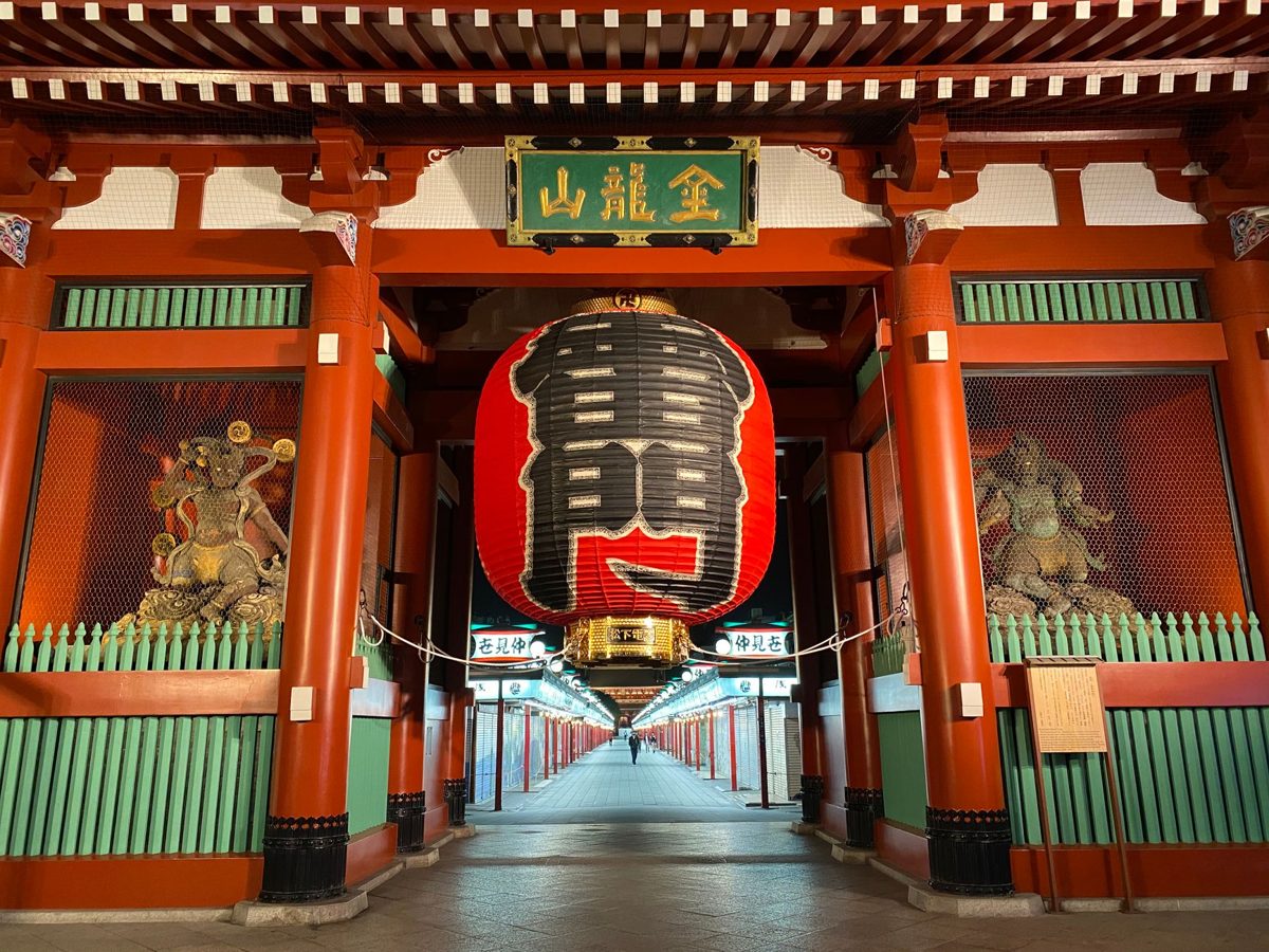The giant red lantern of Kaminarimon gate at Sensoji Temple in Asakusa