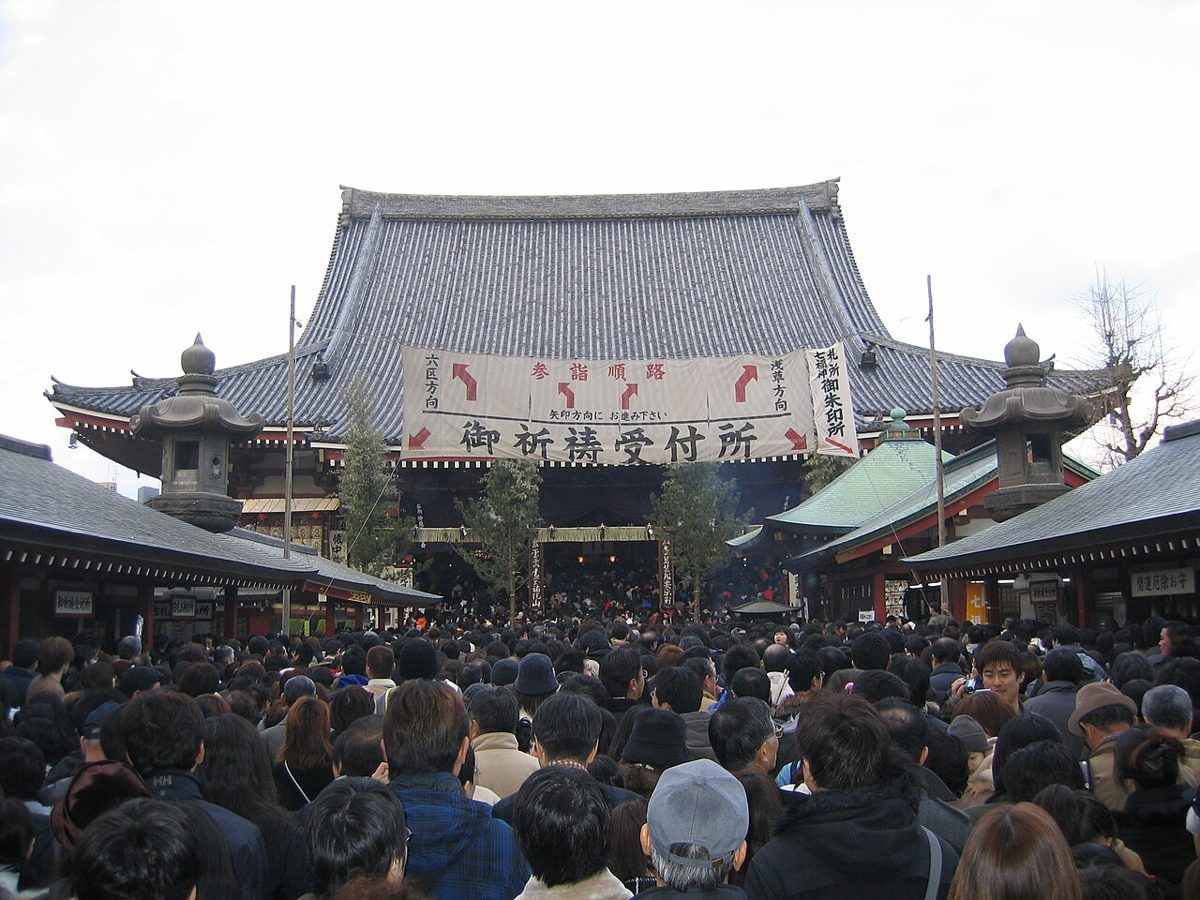 The great lantern of Senso-ji temple in Asakusa decorated for New Year