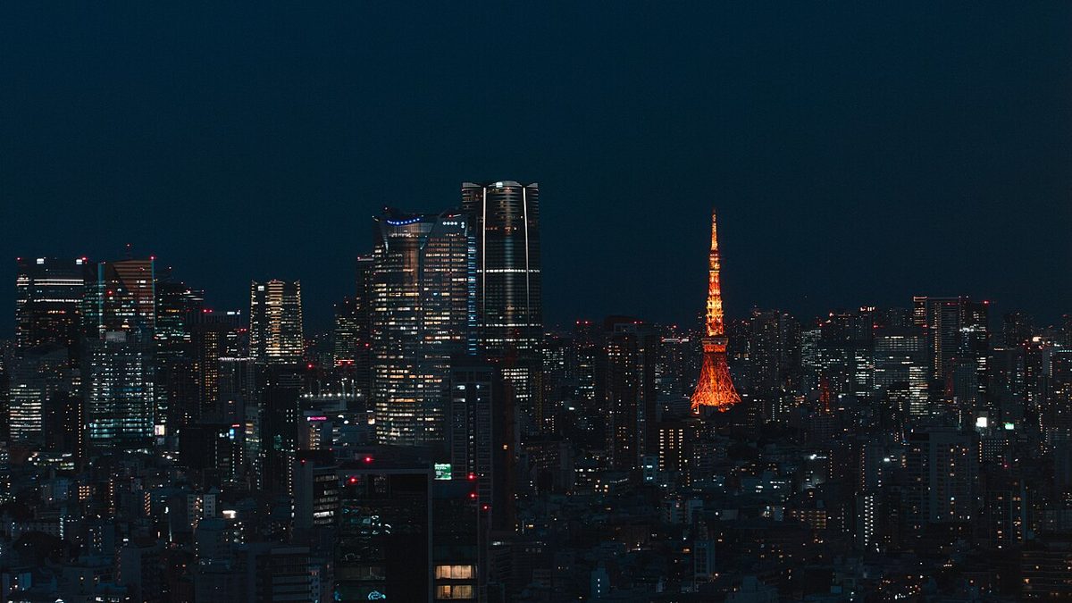 Shibuya street scene on a cold, clear winter night