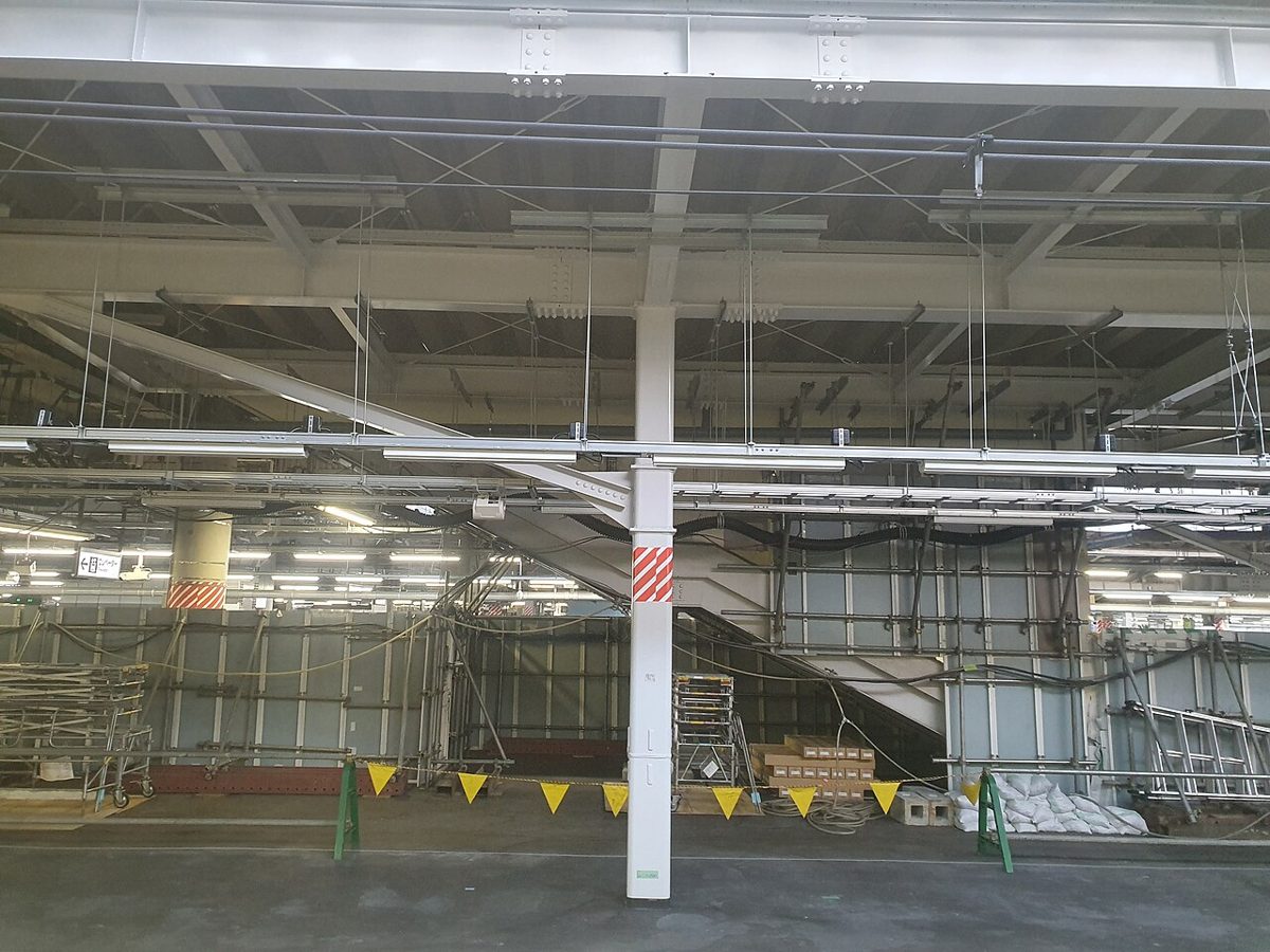 Concourse at Shinagawa Station, a major Keikyu and JR interchange