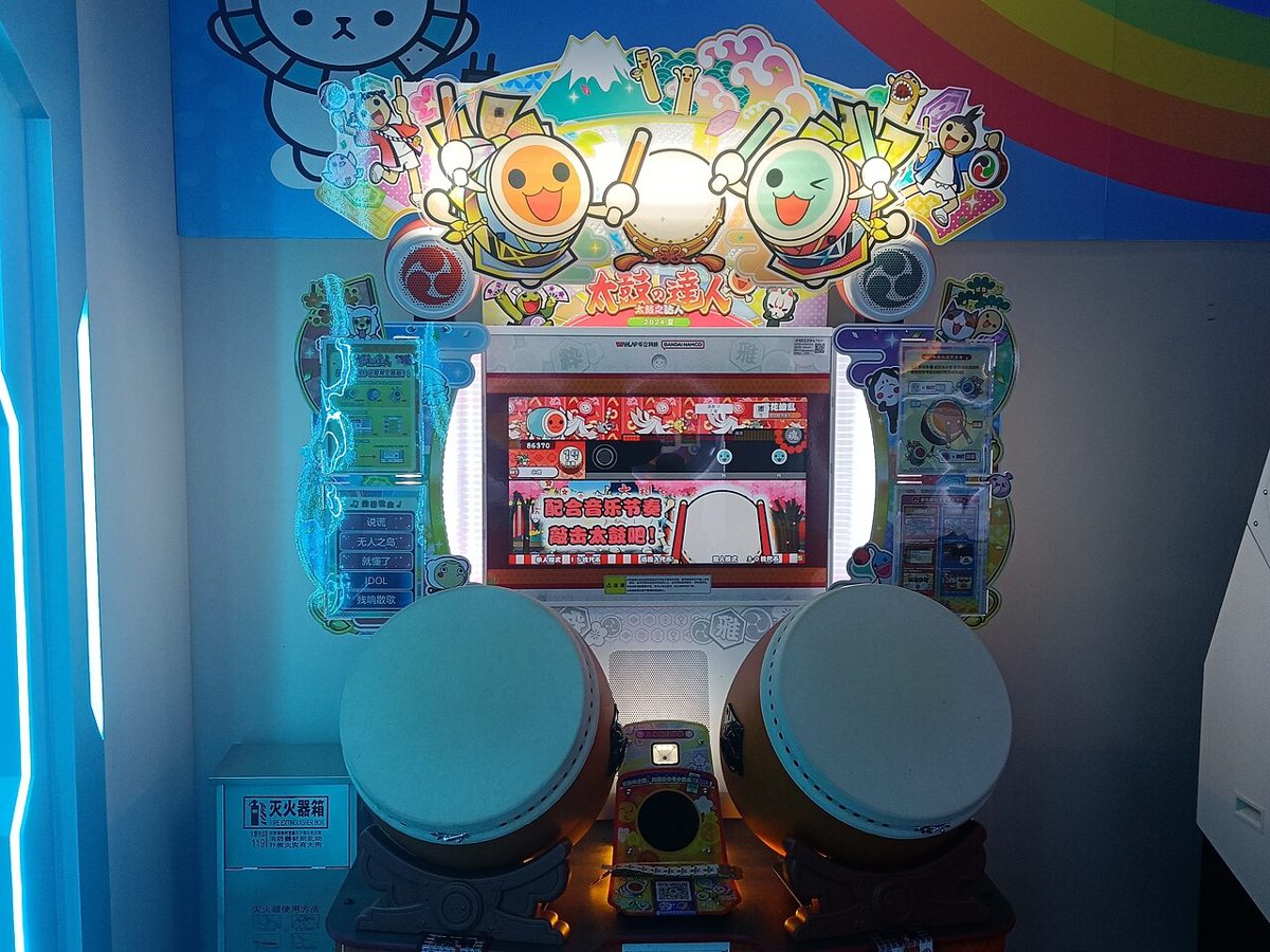 A Taiko no Tatsujin drum rhythm game arcade cabinet in a Japanese game center