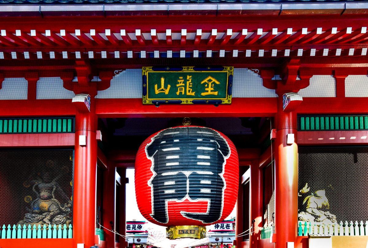 The giant red lantern of Kaminarimon gate at Senso-ji in Asakusa